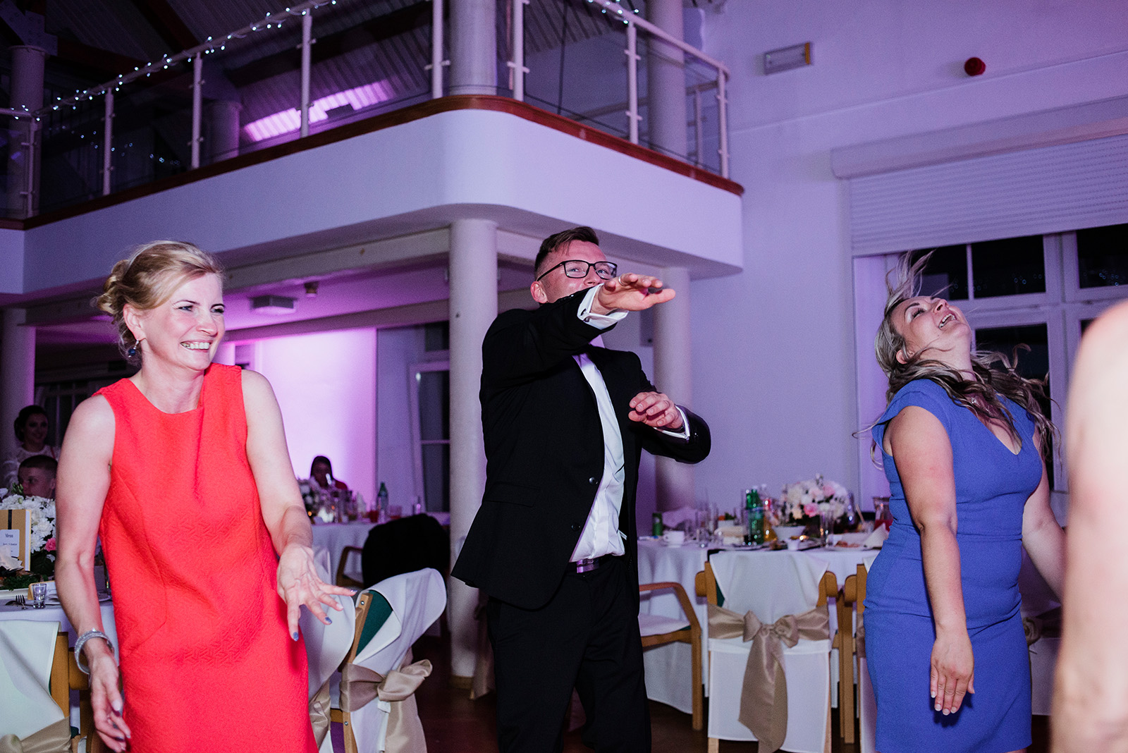 naturalna fotografia slubna - wesele w palacu krzyzowa - taniec gosci