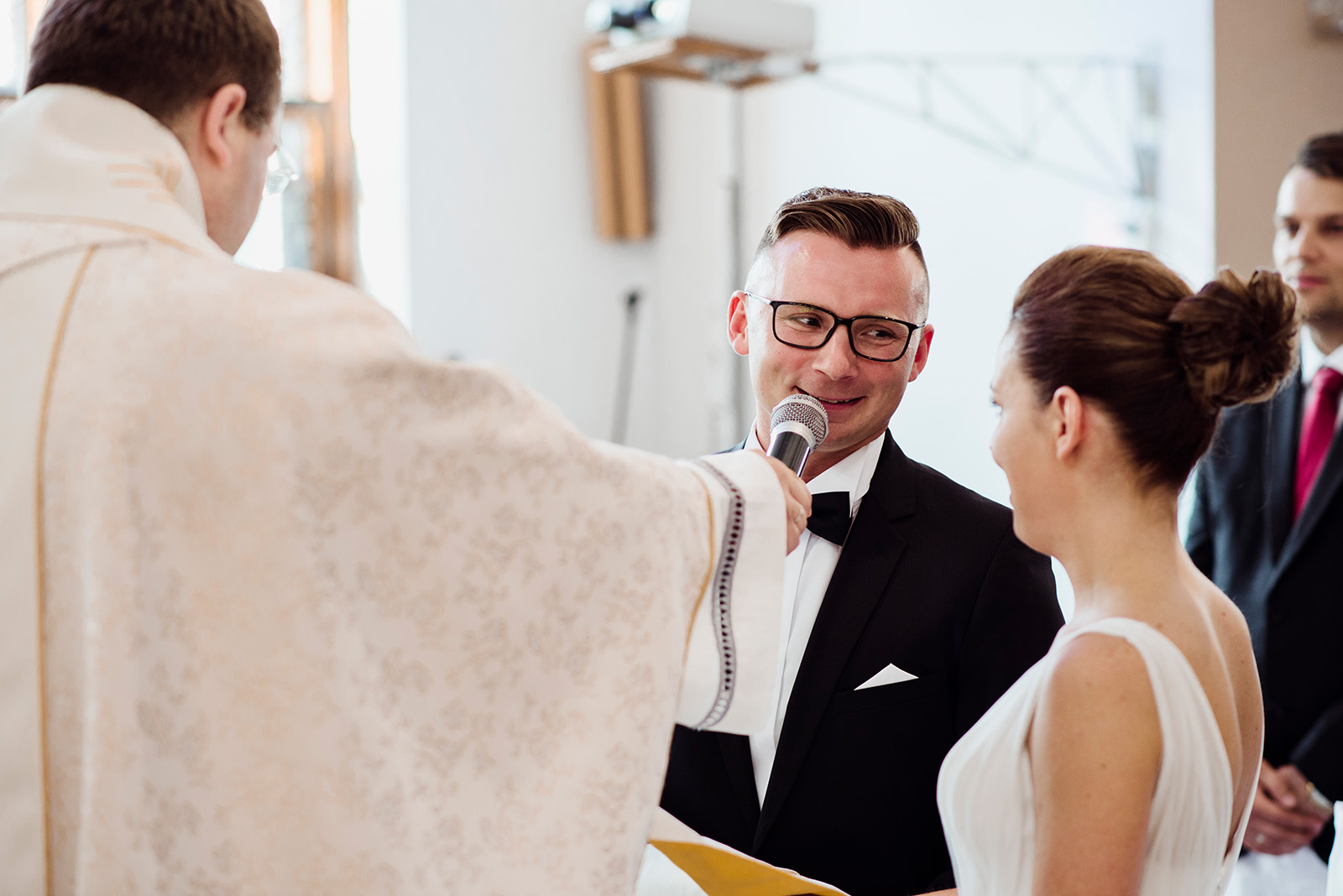 naturalna fotografia slubna - slub w kosciele sw. boboli w swidnicy - ceremonia slubu