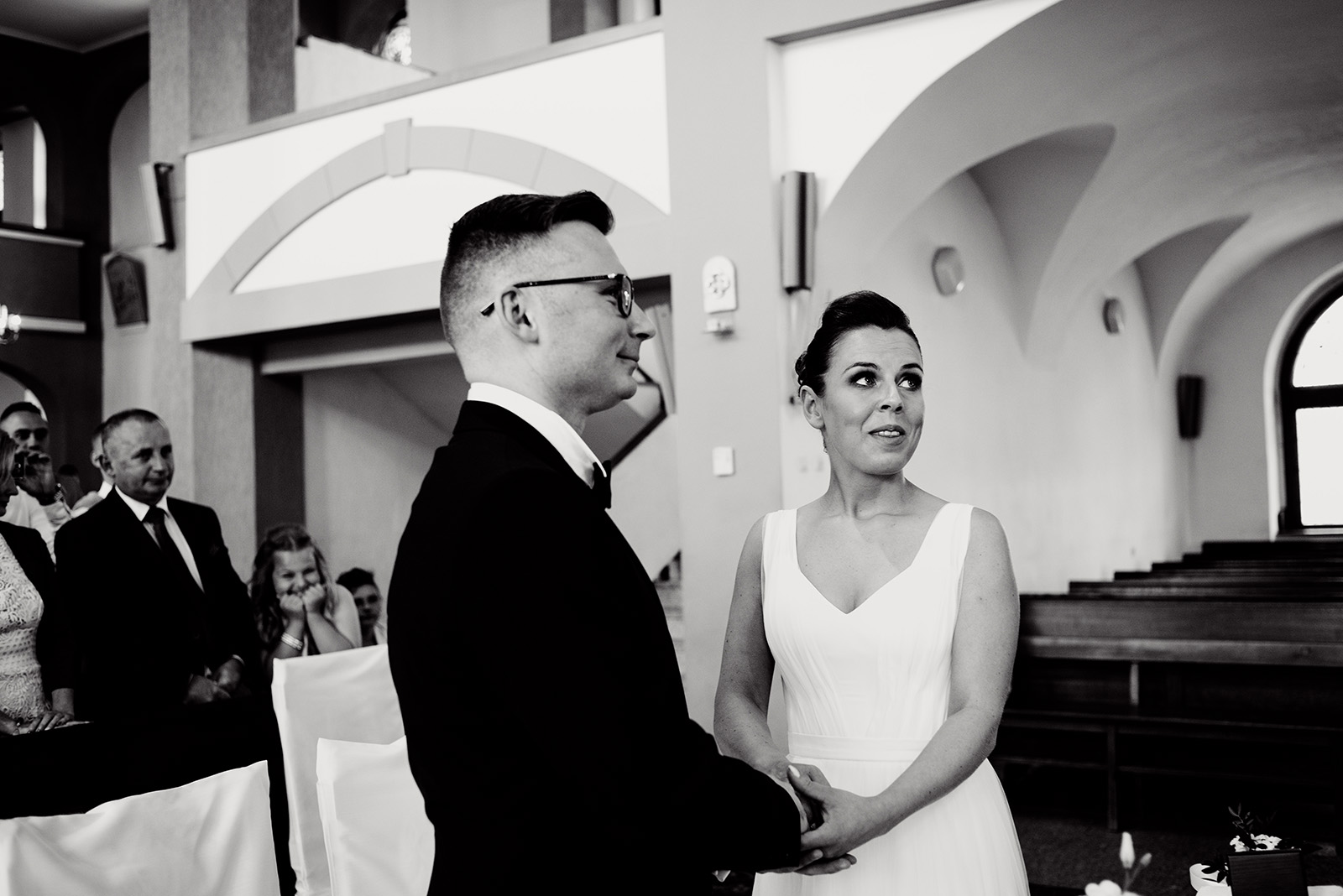 naturalna fotografia slubna - slub w kosciele sw. boboli w swidnicy - ceremonia slubu