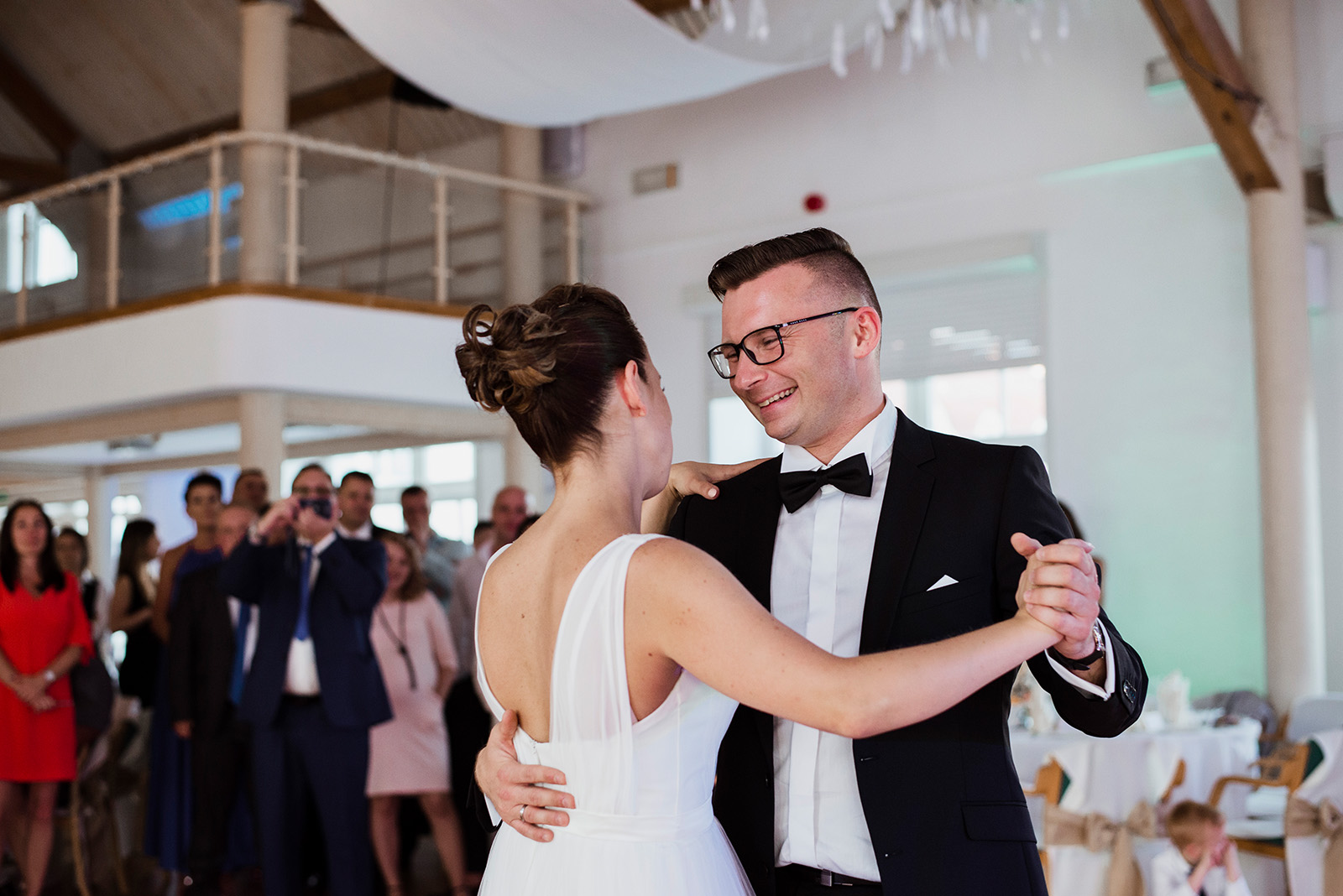 naturalna fotografia slubna - wesele w palacu krzyzowa - pierwszy taniec